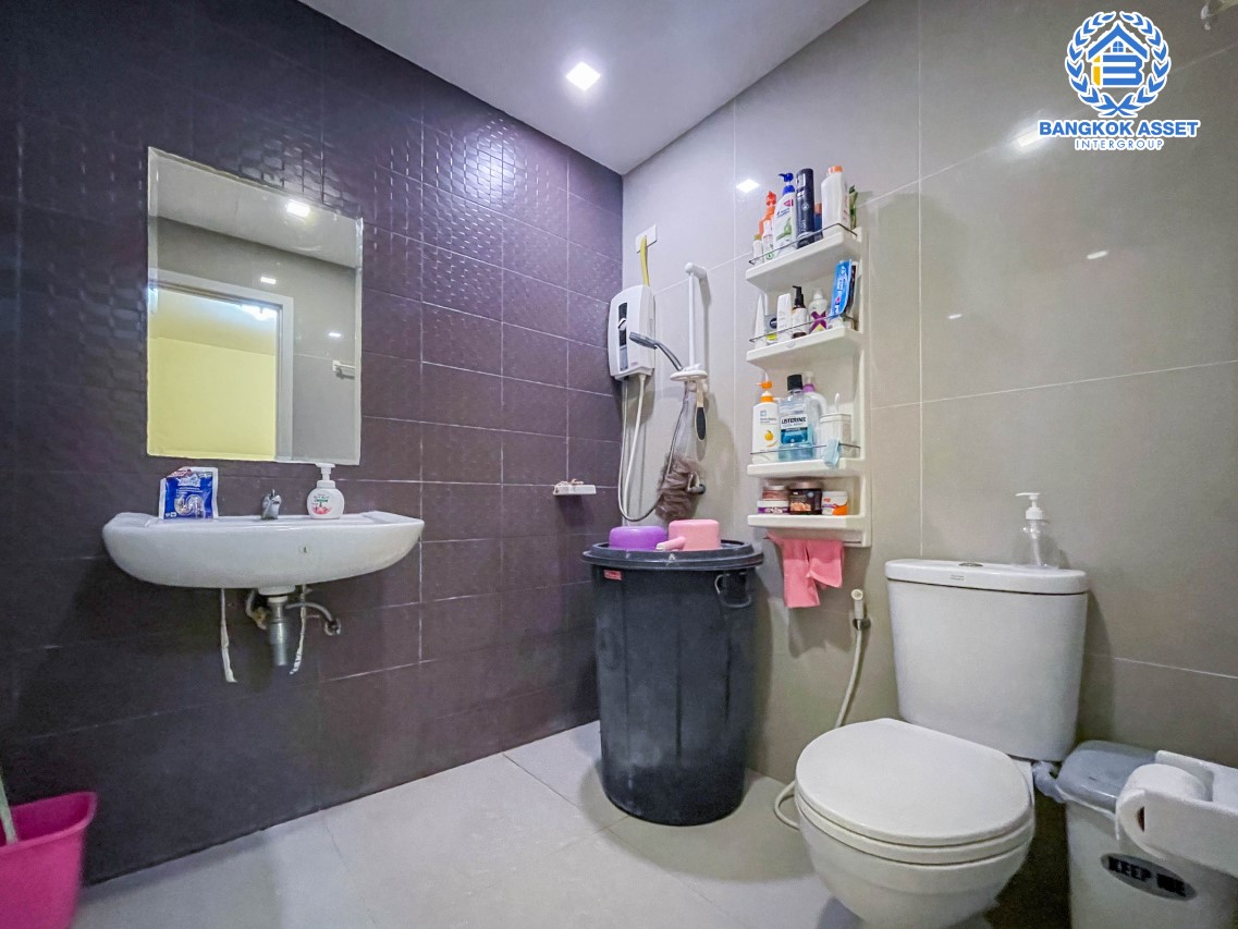 *****ทาวน์เฮ้าส์มือสอง ม.พฤกษาวิวล์77 พุทธมณฑลสาย4 บนเนื้อที่ 18.20 ตร.ว. ฟังก์ชัน 3 ห้องนอน 2 ห้องน้ำ 1 ที่จอดรถ แถมฟรี! เครื่องปรับอากาศ 2 เครื่อง พร้อมด้วยสิ่งอำนวยความสะดวกภายในโครงการ เชื่อมต่อหลากหลายเส้นทางทั้ง ถนนพุทธมณฑล สาย4, ถนนเพชรเกษม, ถนนบรมราชชนนี จองเลย!